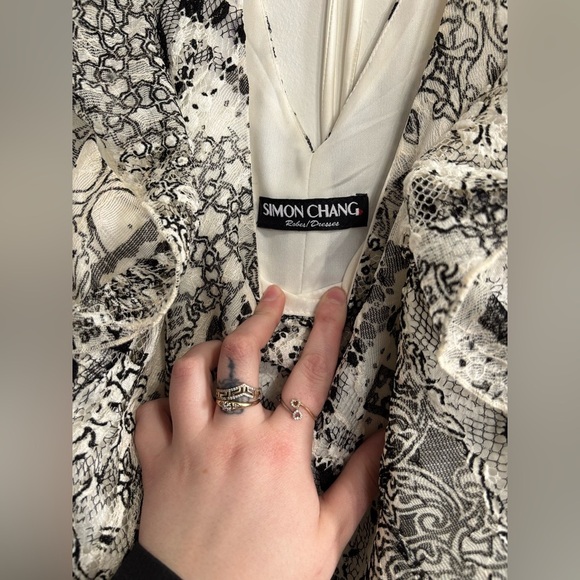 🎉4/30$🎉 Simon Chang Black and White Lace Patterned Maxi Dress🤍 - Picture 3 of 4